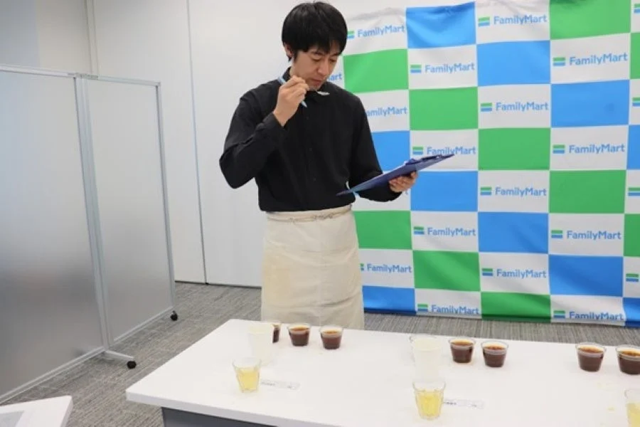 エチオピアモカ豆 カッピングコンテストで、テーブルのカップを前に評価する男性
