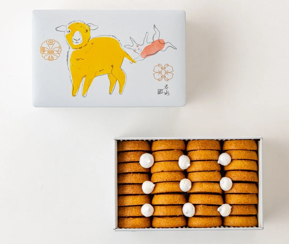 メープルキャラメルビスケ（Cotton Sheep/綿羊）の羊柄の缶と中身のクッキー
