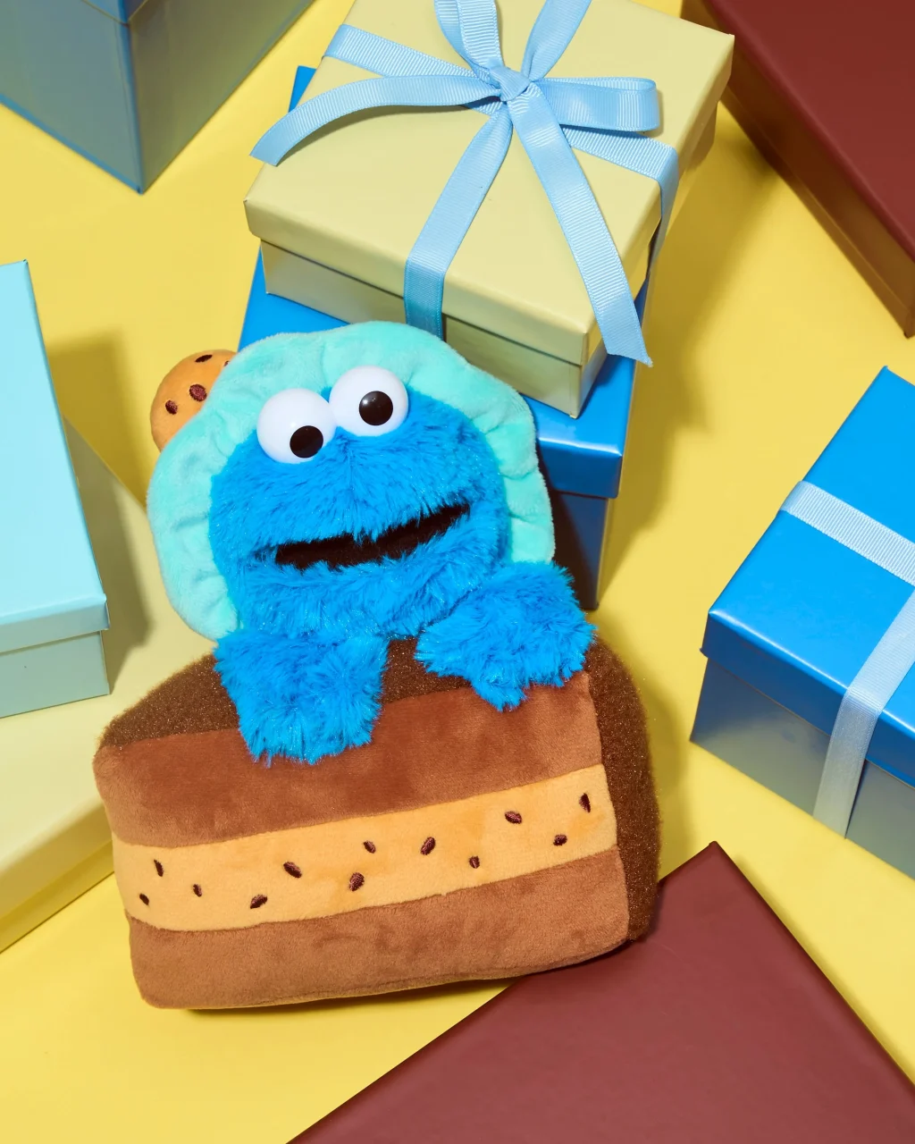 ケーキぬいぐるみ。ケーキから顔をのぞかせるクッキーモンスター