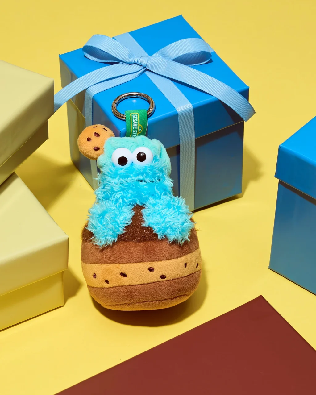 カップケーキぬいぐるみチャーム。ケーキから顔を出す水色のクッキーモンスター