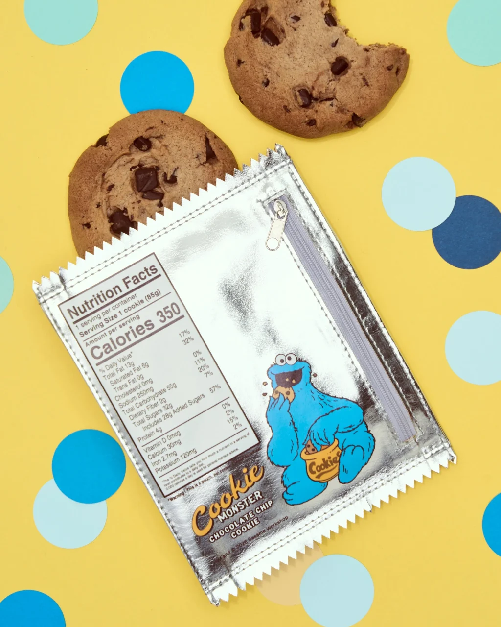 クッキー袋風デザインのガセットポーチ。銀色にクッキーモンスターと栄養成分表