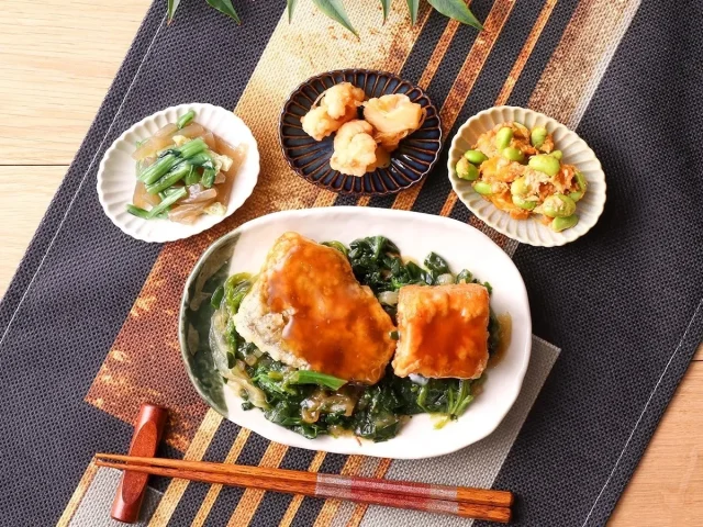 黄金がれいと揚げ出し豆腐の甘だれと副菜3品を並べた様子