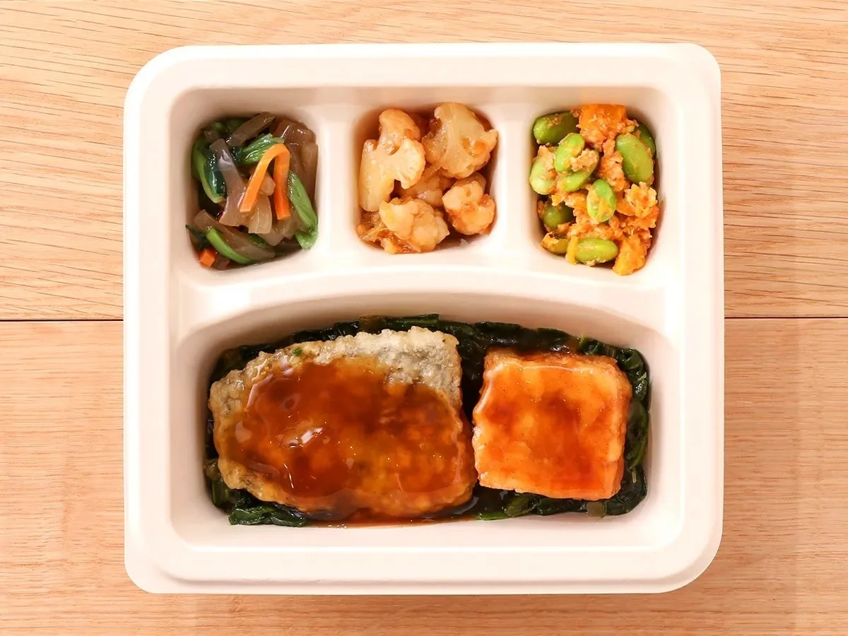 黄金がれいと揚げ出し豆腐の甘だれの弁当を上から見た様子