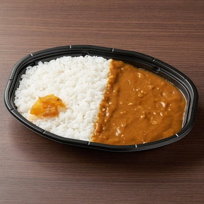 30種類以上のスパイスが決め手のこだわりカレー、黒い容器入り