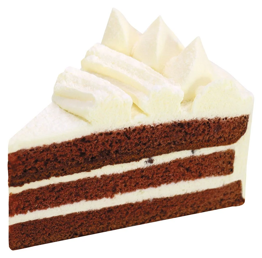 ホワイトチョコ生ケーキ（小物）。ココアスポンジと白いクリームの三角カット
