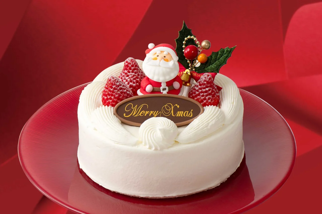 生クリームケーキ。苺とサンタ飾り、Merry Xmasのプレートが載る