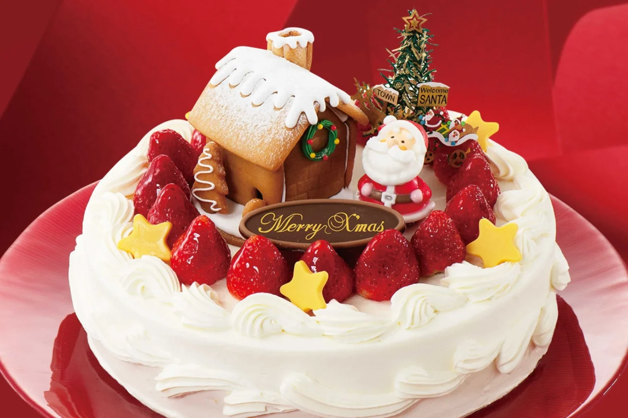 生クリームケーキ S号。ヘクセンハウスとサンタ、苺をのせた白いホールケーキ