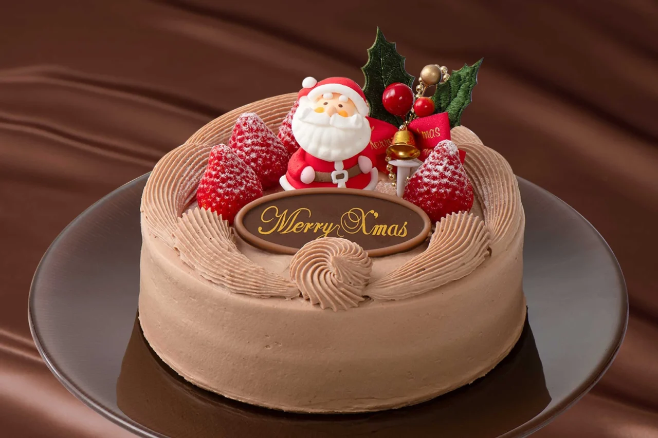 生チョコクリームケーキ。サンタ飾りと苺をのせたチョコクリームのホール