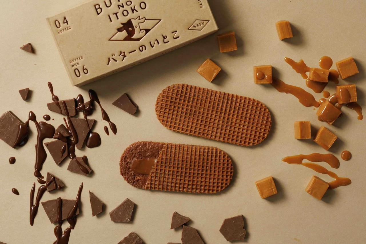 バターのいとこ 羽田空港限定 チョコキャラメルの箱とゴーフレット、チョコ片、キャラメル