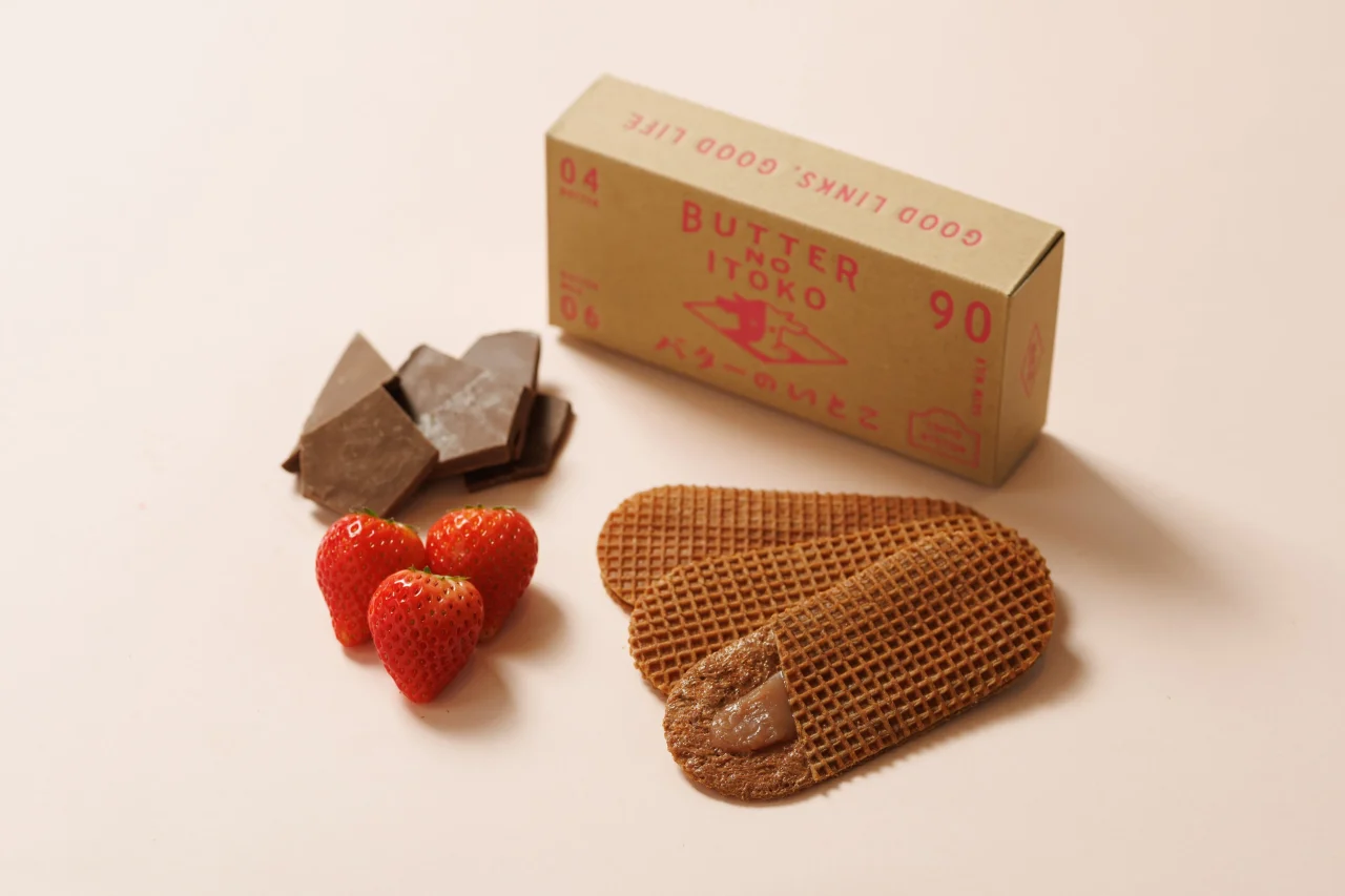 バターのいとこ 東京駅限定 いちごチョコの箱とゴーフレット、いちご、チョコ