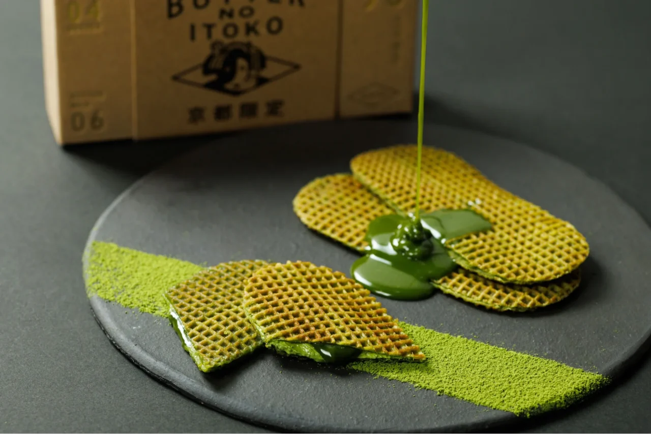 バターのいとこ 京都限定 宇治抹茶。抹茶ソースがかかったワッフル生地の菓子と箱