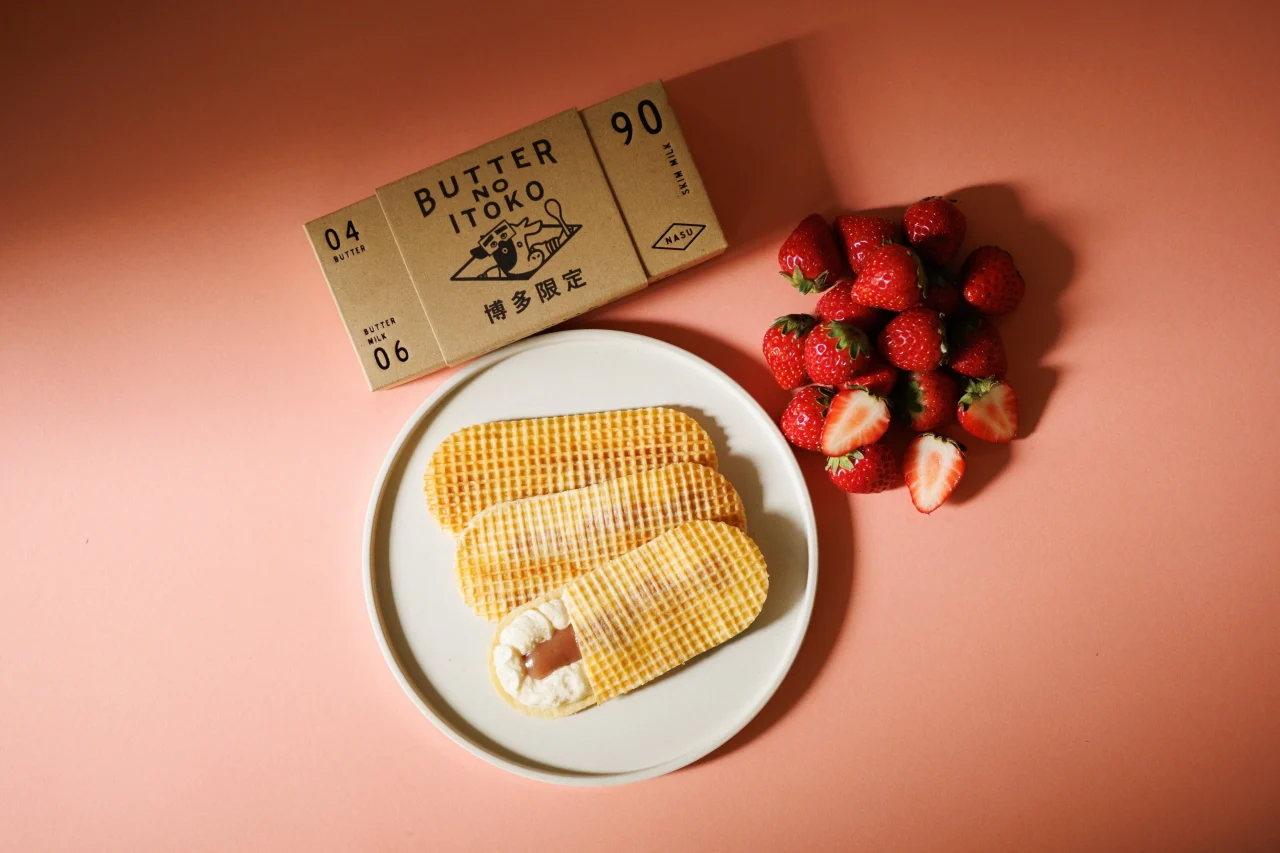 バターのいとこ 博多限定 あまおう苺の箱と、皿のゴーフレット、いちご