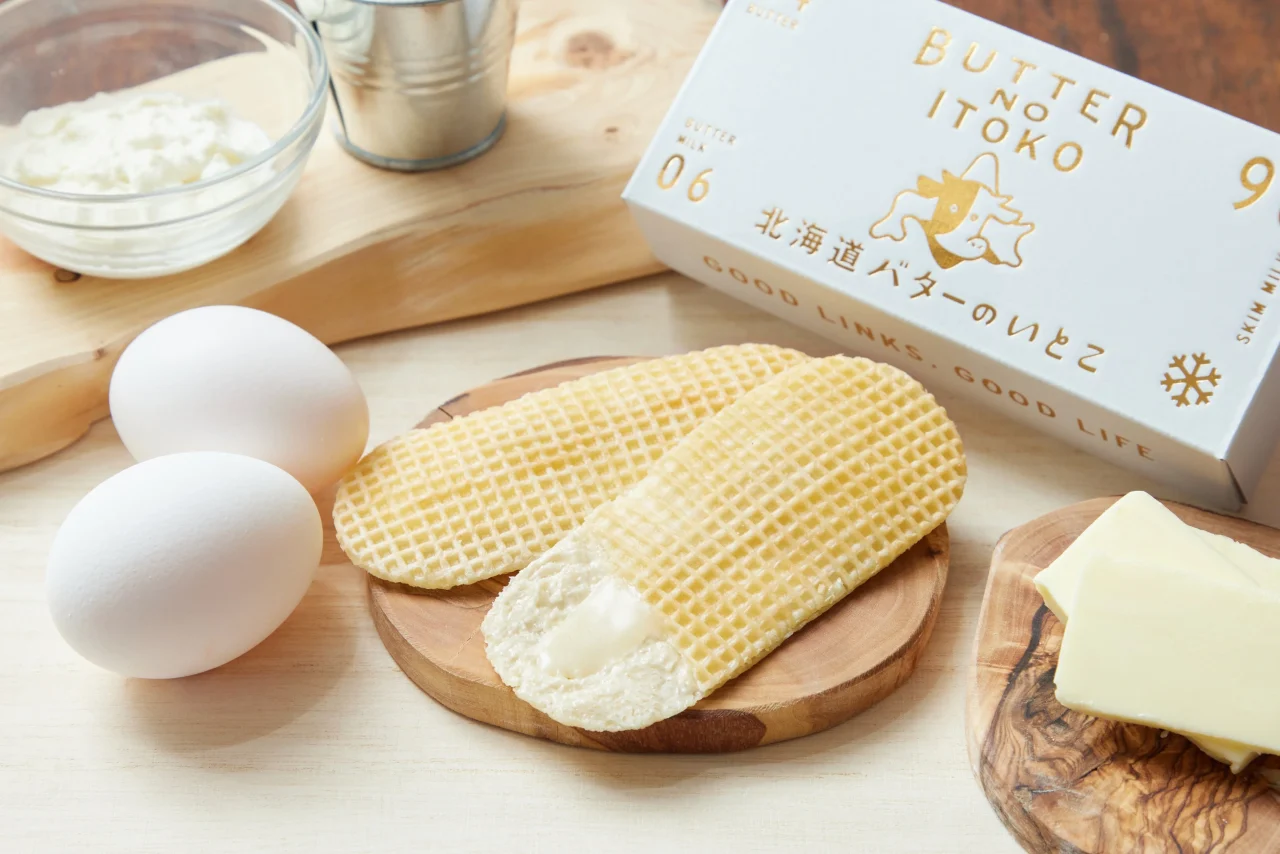 北海道バターのいとこ プレミアムミルクの箱と焼き菓子、卵、バター