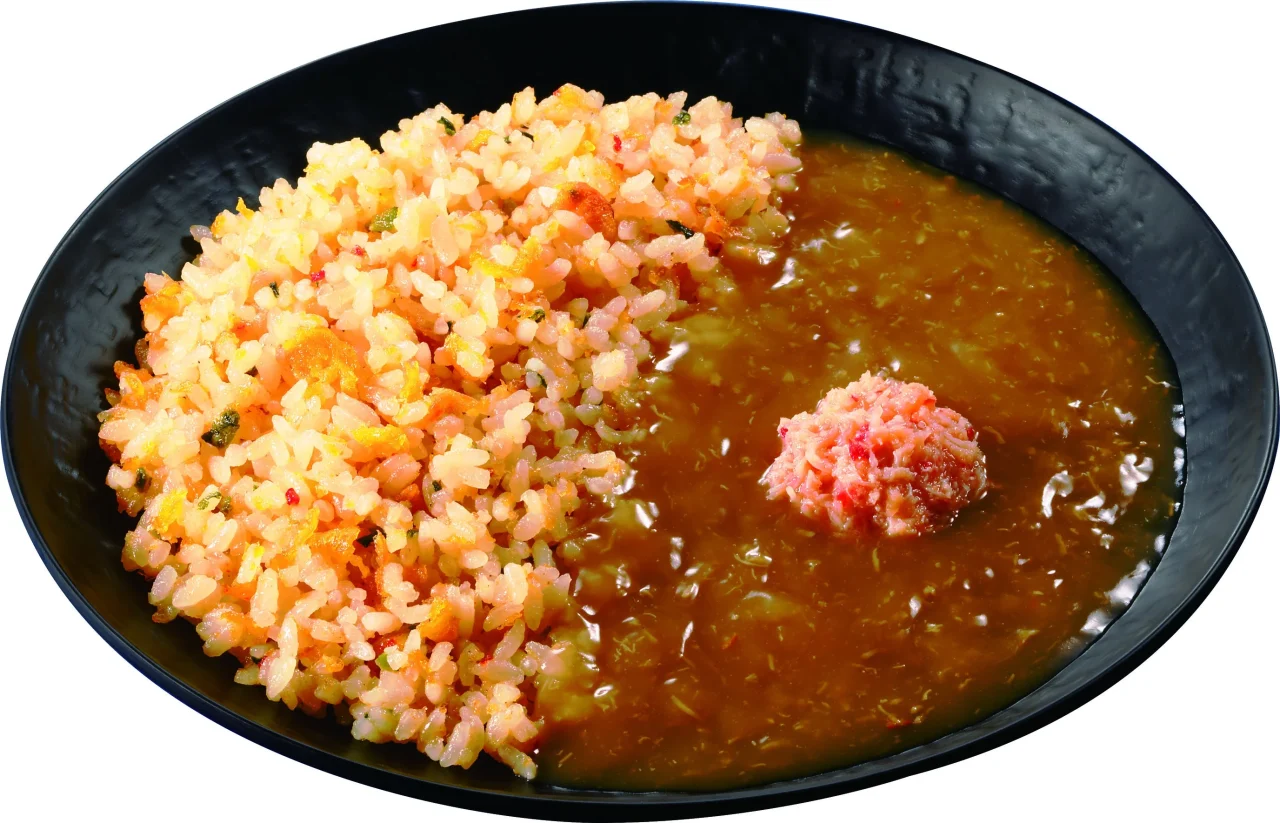 蟹味噌香る！あんかけ炒飯。黒い皿に炒飯と茶色いあん、カニフレーク