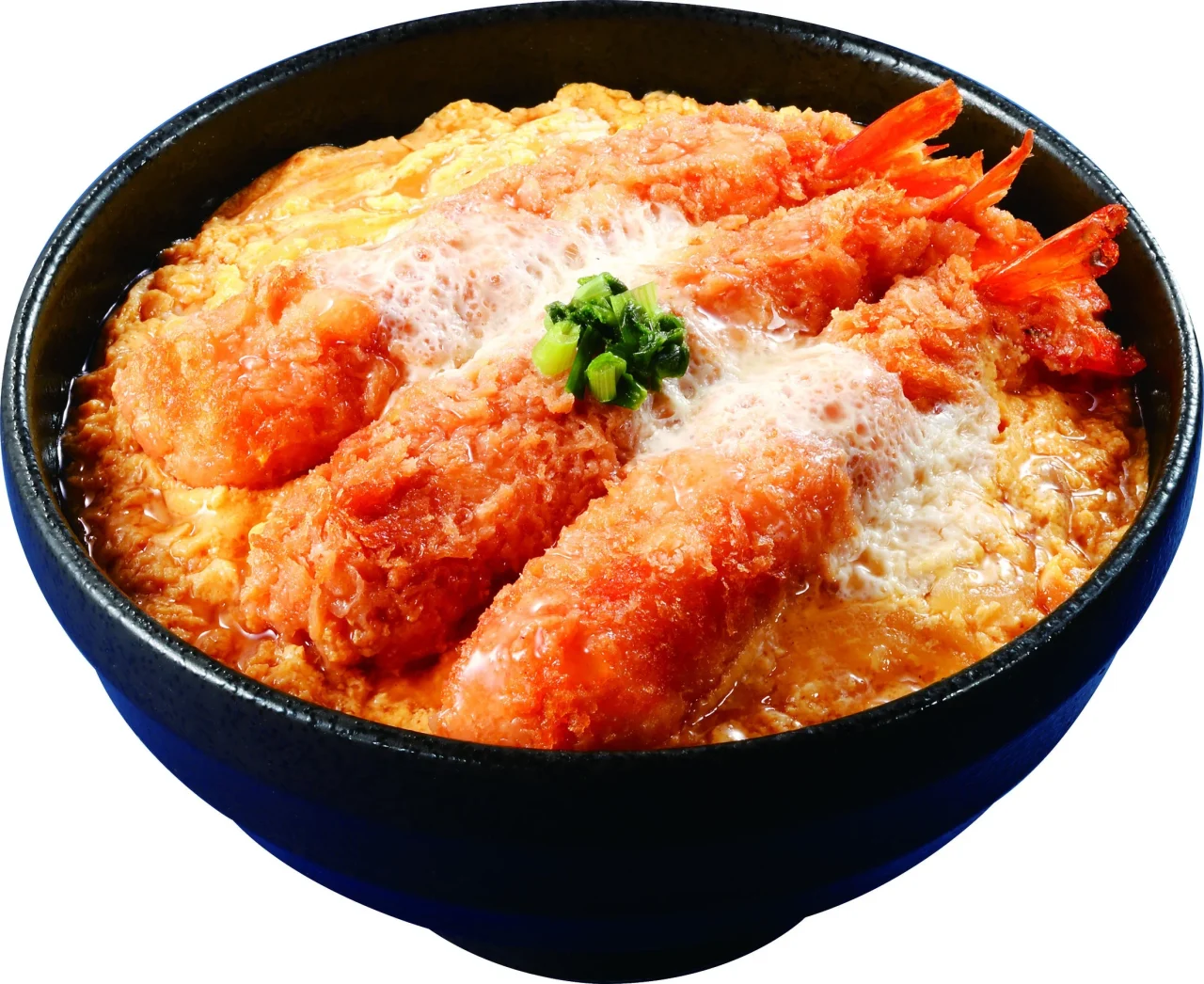 エビフライ卵とじ丼。黒い丼に尾付きエビフライ3本とふわとろ卵、ねぎ