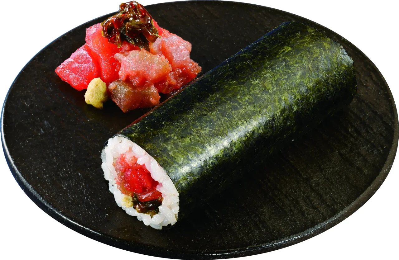 手巻寿司 ごろっとまぐろのねぎとろ。海苔巻きとまぐろを黒い皿に盛り付け