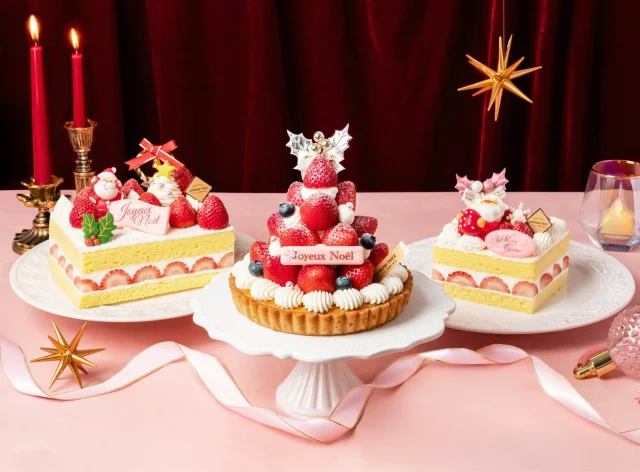 いちごを飾ったクリスマスのタルトと2種のスクエアショートケーキが並ぶ