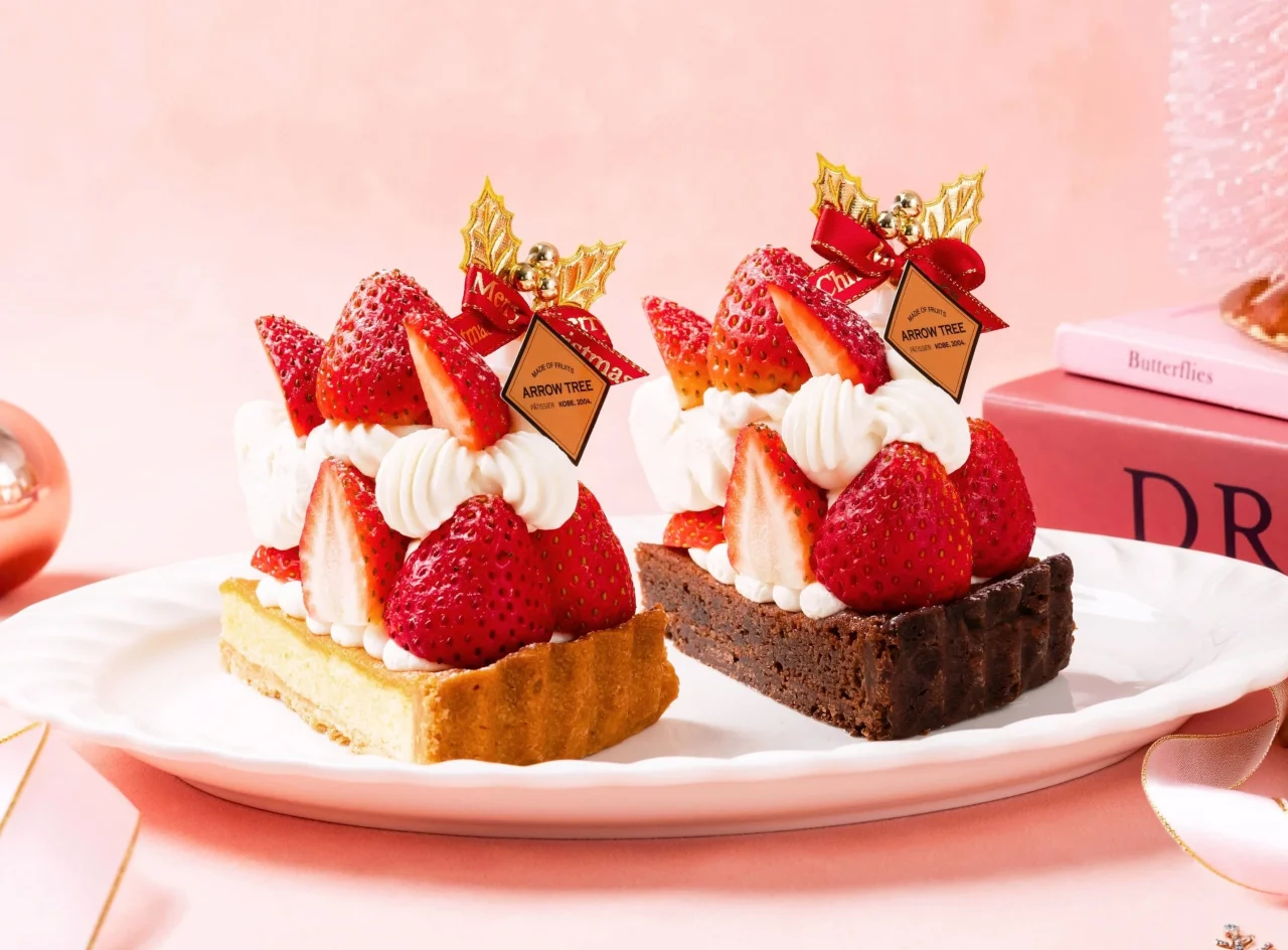 あまおういちごとクリームを飾ったタルト2種を白い皿に並べた様子