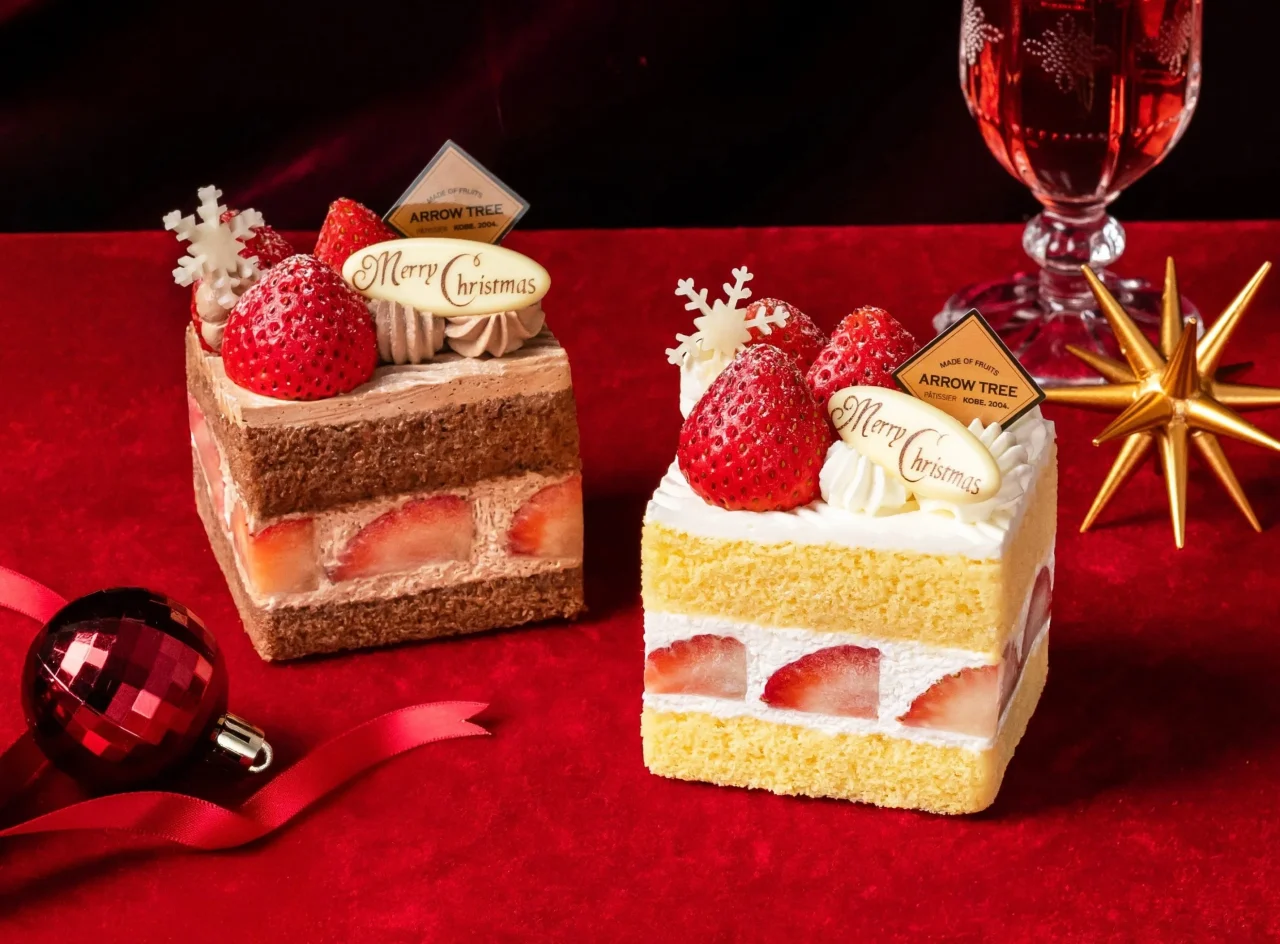 Merry Christmasのプレートを飾ったチョコ系と生クリーム系のいちごのカットケーキ2種