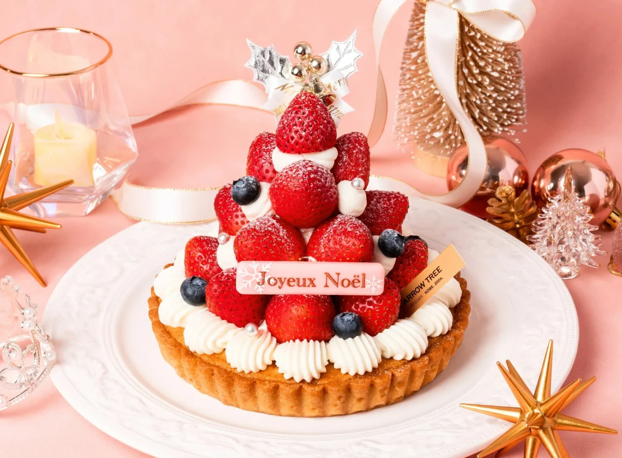 X'mas あまおうタルト 5号(ダマンド)。いちごを積み上げ、Joyeux Noëlのプレートを飾ったタルト