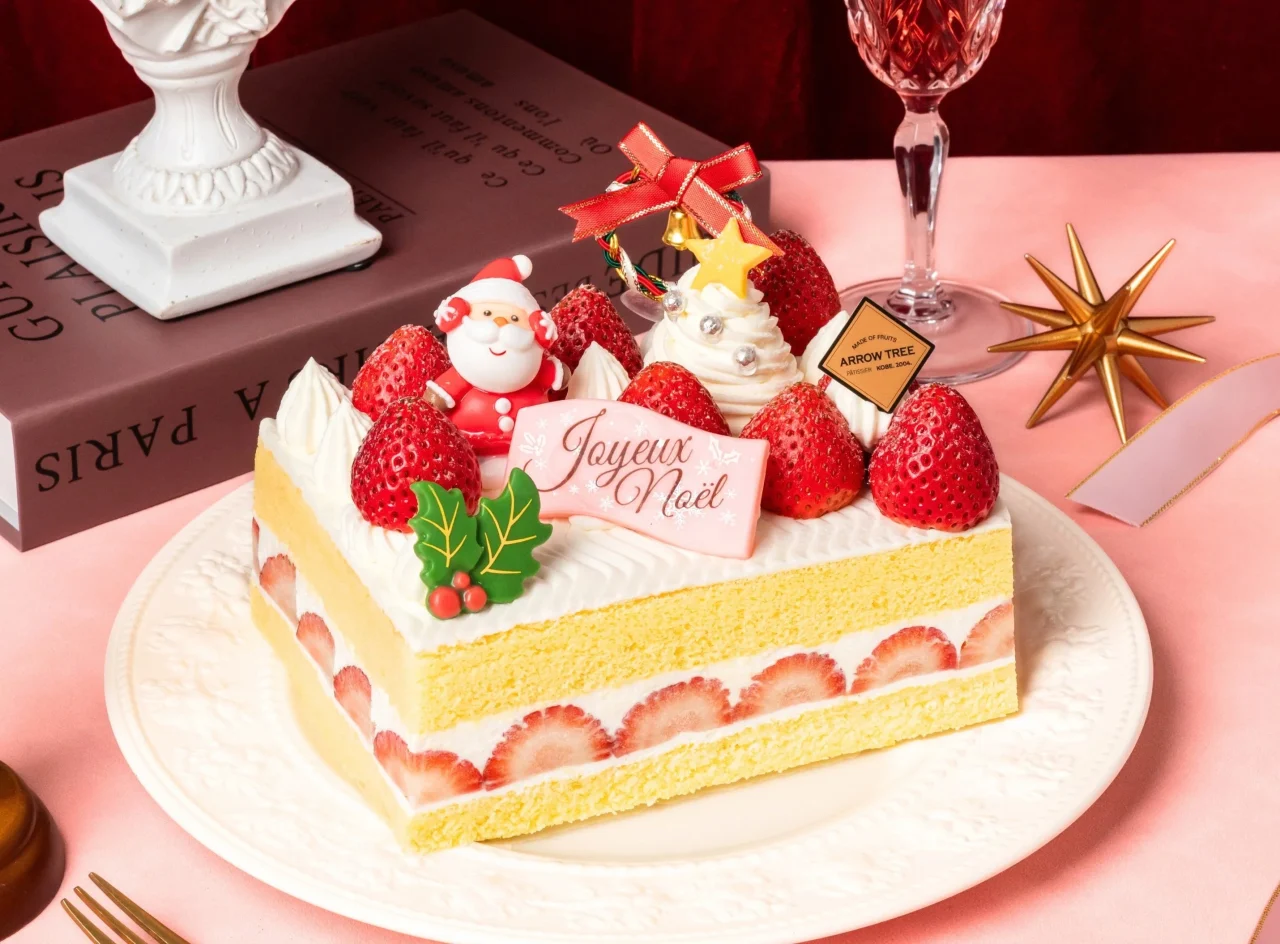 X'mas 空浮いちごのショートスクエア(L)。いちごとサンタ飾りの四角いケーキ