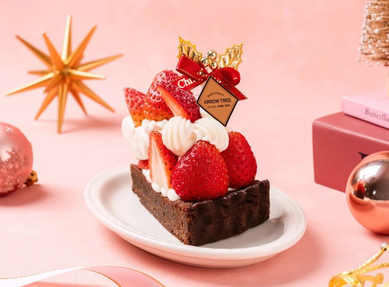 X'mas あまおうタルト ショコラ。いちごと生クリームを飾ったチョコ色のタルト