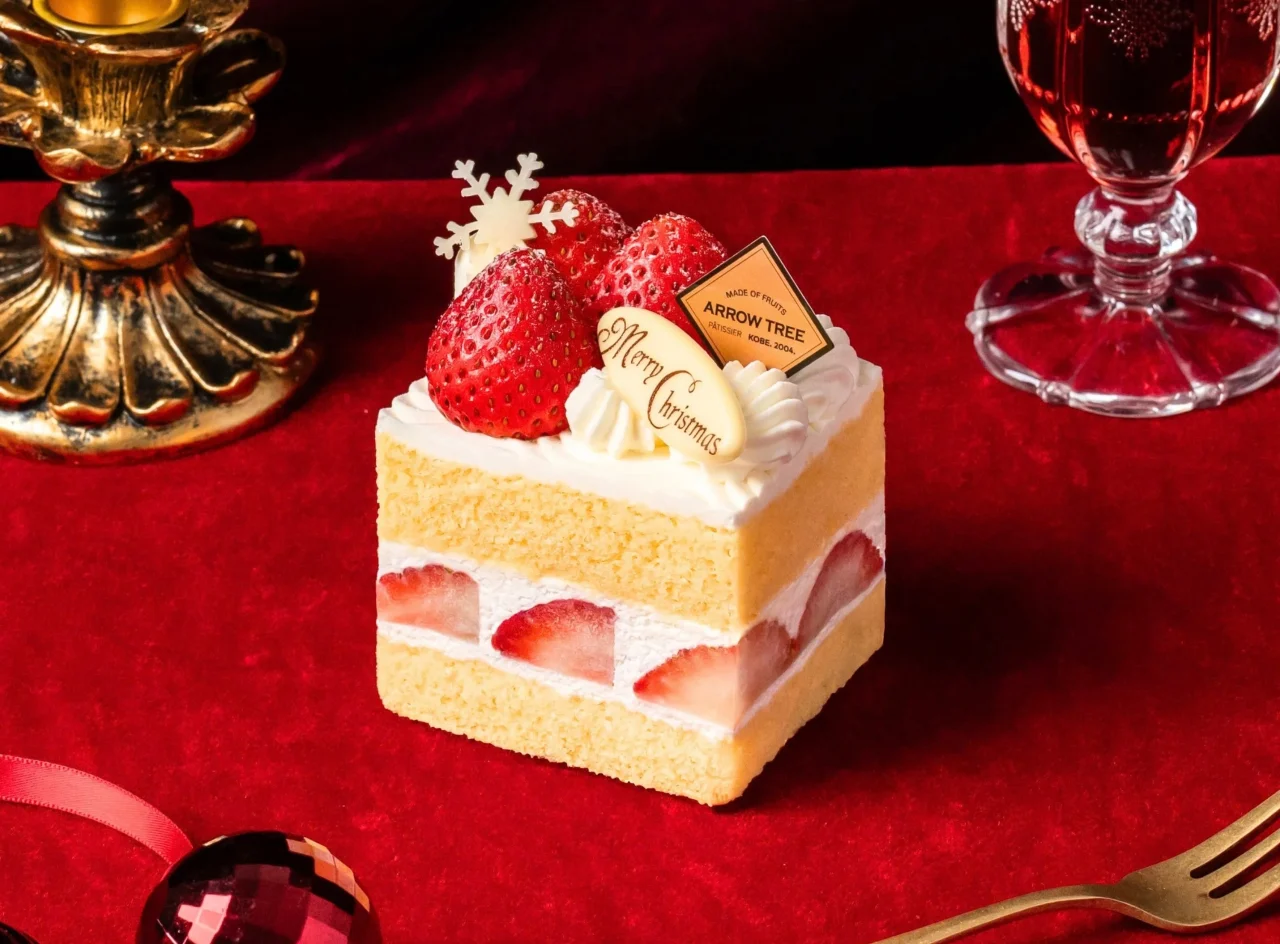 X'mas 空浮いちごのプレミアムショート。いちごを飾った四角いカット