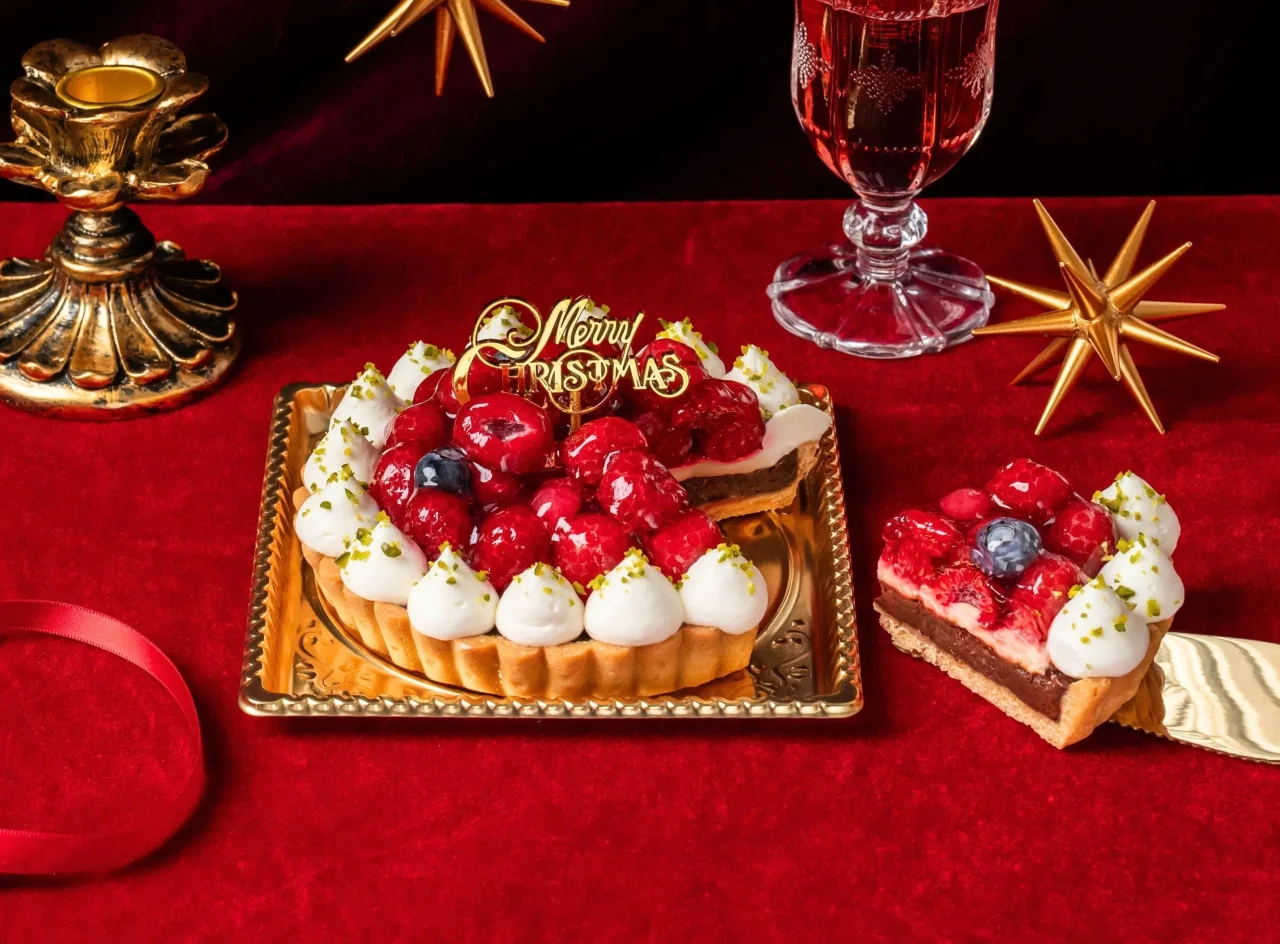 X'mas 木苺のチョコタルト 4号。木苺とクリームを飾ったタルトとカット断面