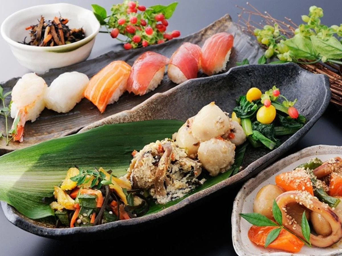 握り寿司、天ぷら、煮物、和え物などが並ぶ和食の料理