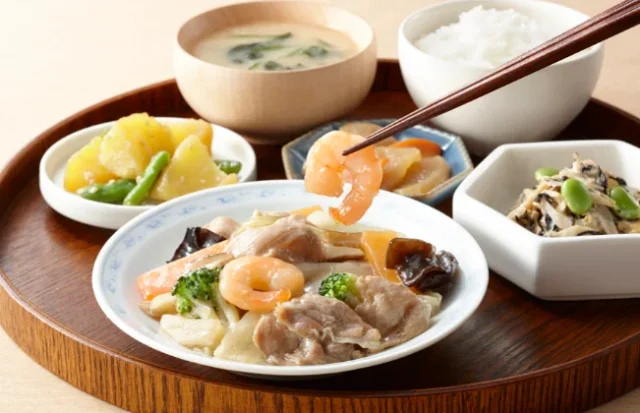 2週間おためしセットの食事例。海老と豚肉の炒め物、副菜、味噌汁、ご飯