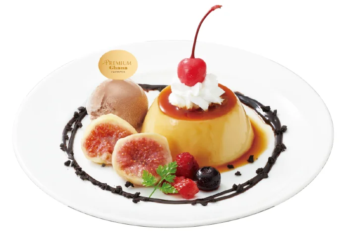 秋のプリンプレート。プリンに無花果、チョコアイス、ベリーを添えた皿