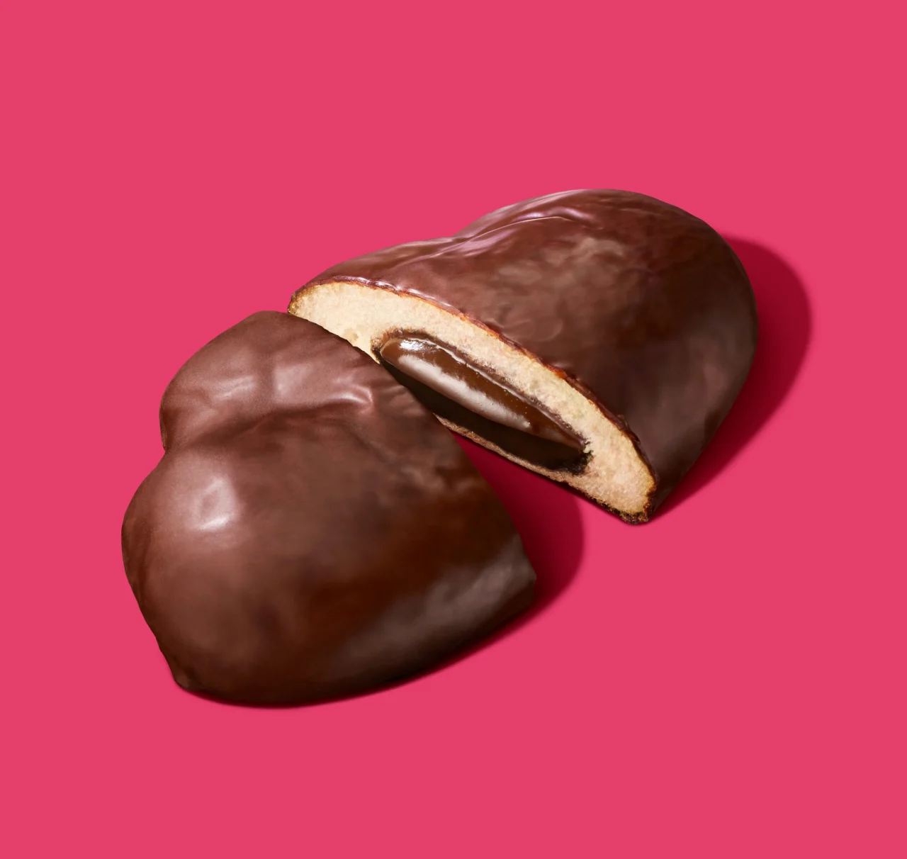 チョコクリームパン。チョココーティングされ、半分に割って中のチョコクリームが見える
