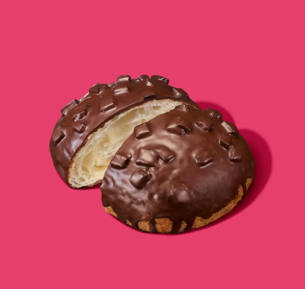 チョコデニッシュメロンパン。角切りチョコをのせたチョココーティングで、断面が見える