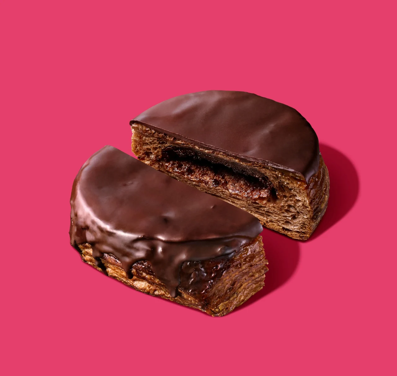 チョコデニッシュメロンパン。チョコがけで半分にカットした断面