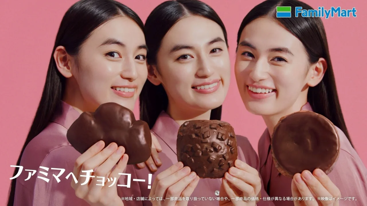 新TVCM「本気のチョコがけパン」篇で3人の八木莉可子さんがチョコパンを持つ場面