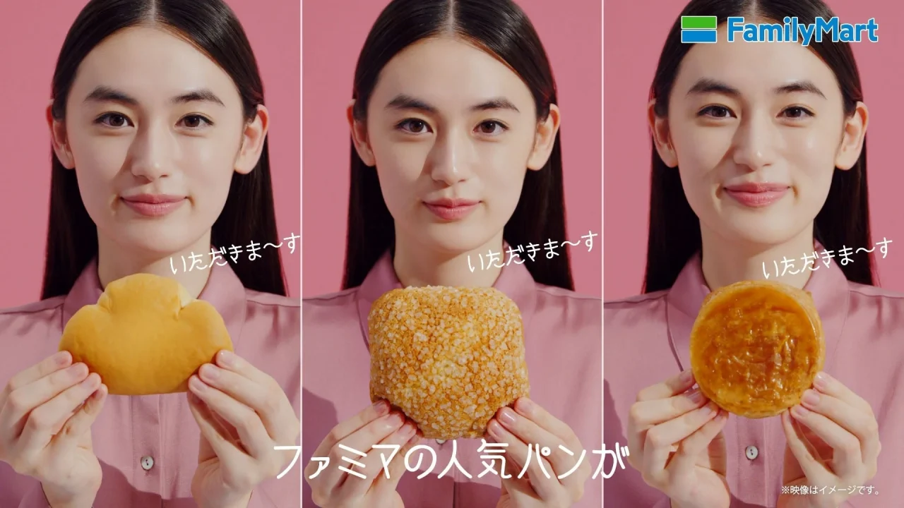 新TVCM「本気のチョコがけパン」篇で3人の八木莉可子さんがパンを持つ場面