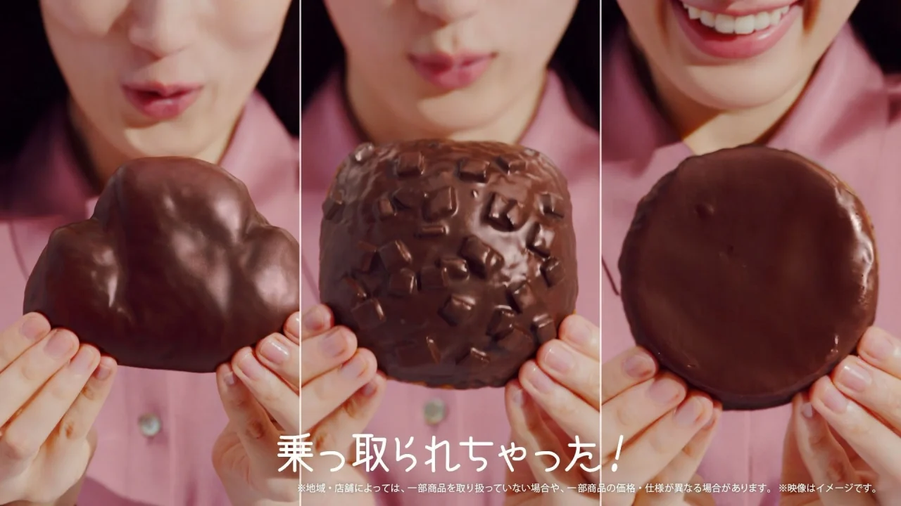 新TVCM「本気のチョコがけパン」篇の、チョコがかかった3種のパンを持つ場面