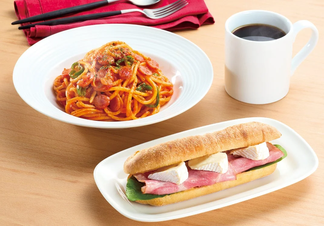 王道ナポリタン、サンドイッチ、コーヒーが並ぶカフェ・ベローチェのフードメニュー