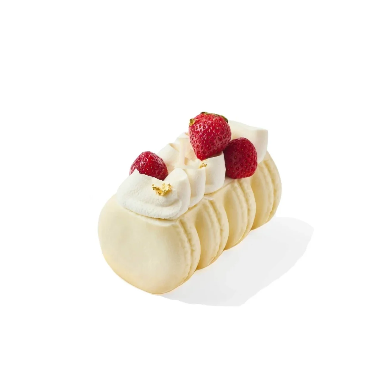 ショートケーキ・ラデュレ 4名様用。マカロンを連ねた形に苺とクリーム