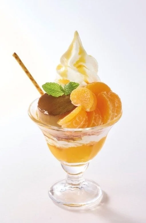 自家製プリンのジョナサンデー（早生みかん）。プリンとみかん、ソフトクリーム入り