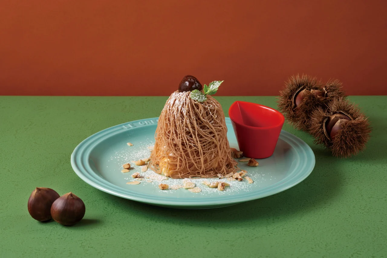 イタリア栗の絞りたてモンブランのちいさな冷やしパンケーキ。皿にナッツと栗が添えられている