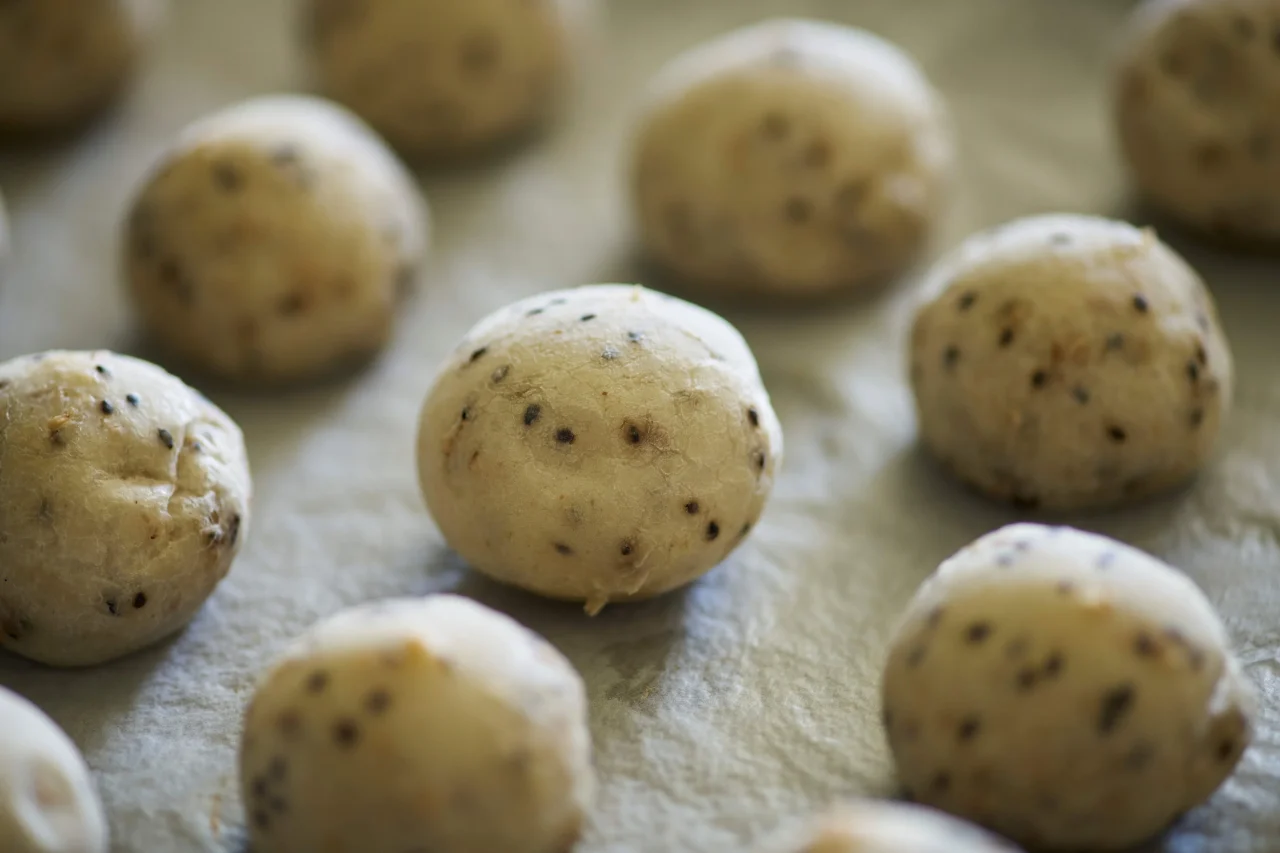 はかりパン ごまもっち。ごま入りの丸い生地が天板の上に並ぶ