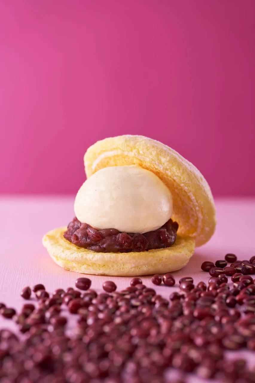 あん生バター雪鶴。ブッセにあんとクリームを挟み、小豆が散らばる