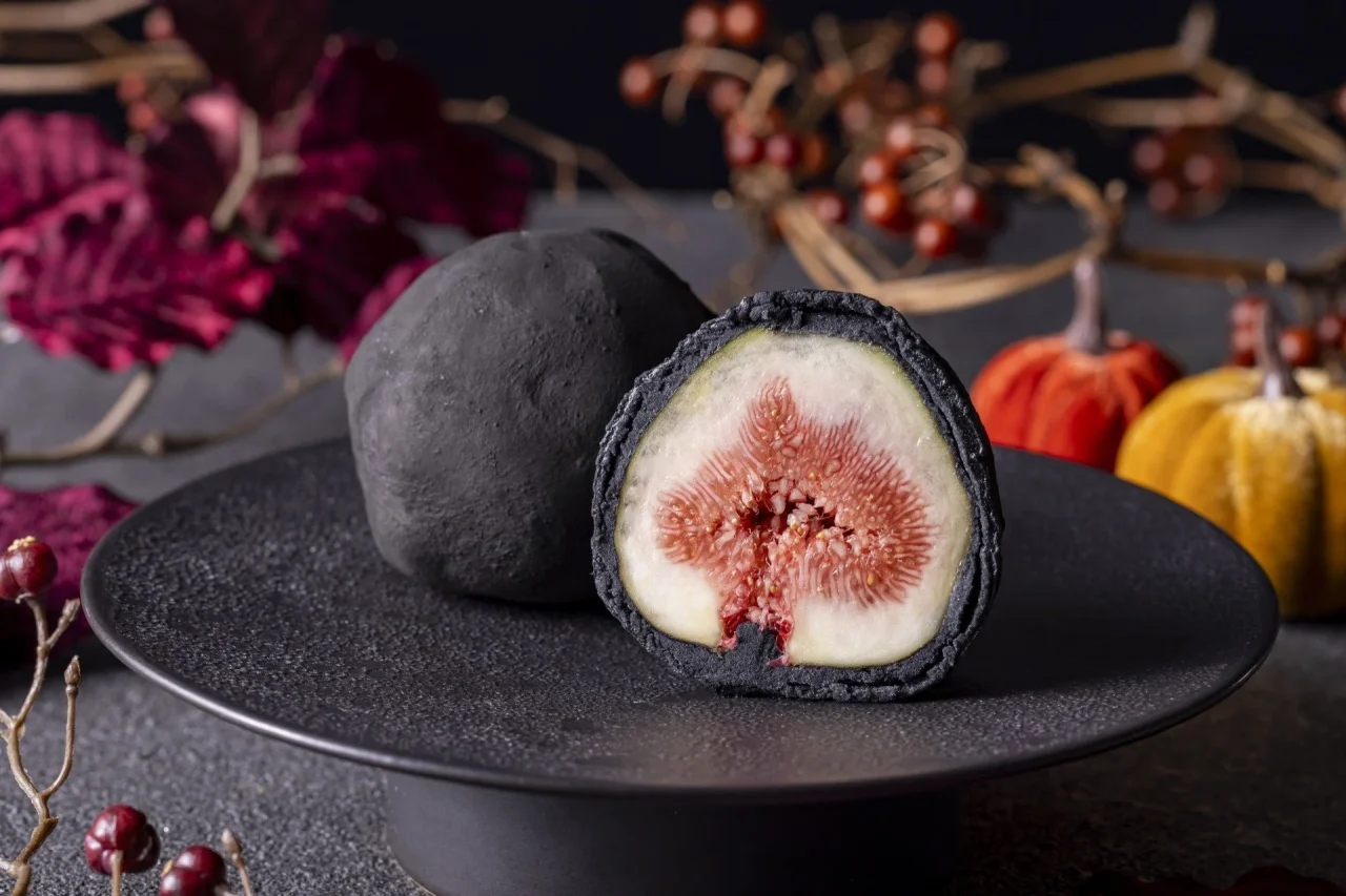ハロウィンいちじく大福。黒い大福と断面にいちじくが見える