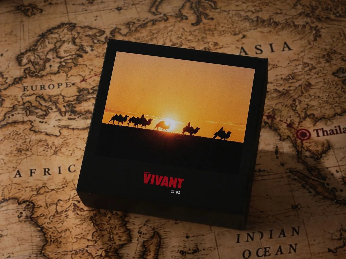 ブラックレーベルツナVIVANTパッケージ。ラクダの隊列と夕日の黒い箱