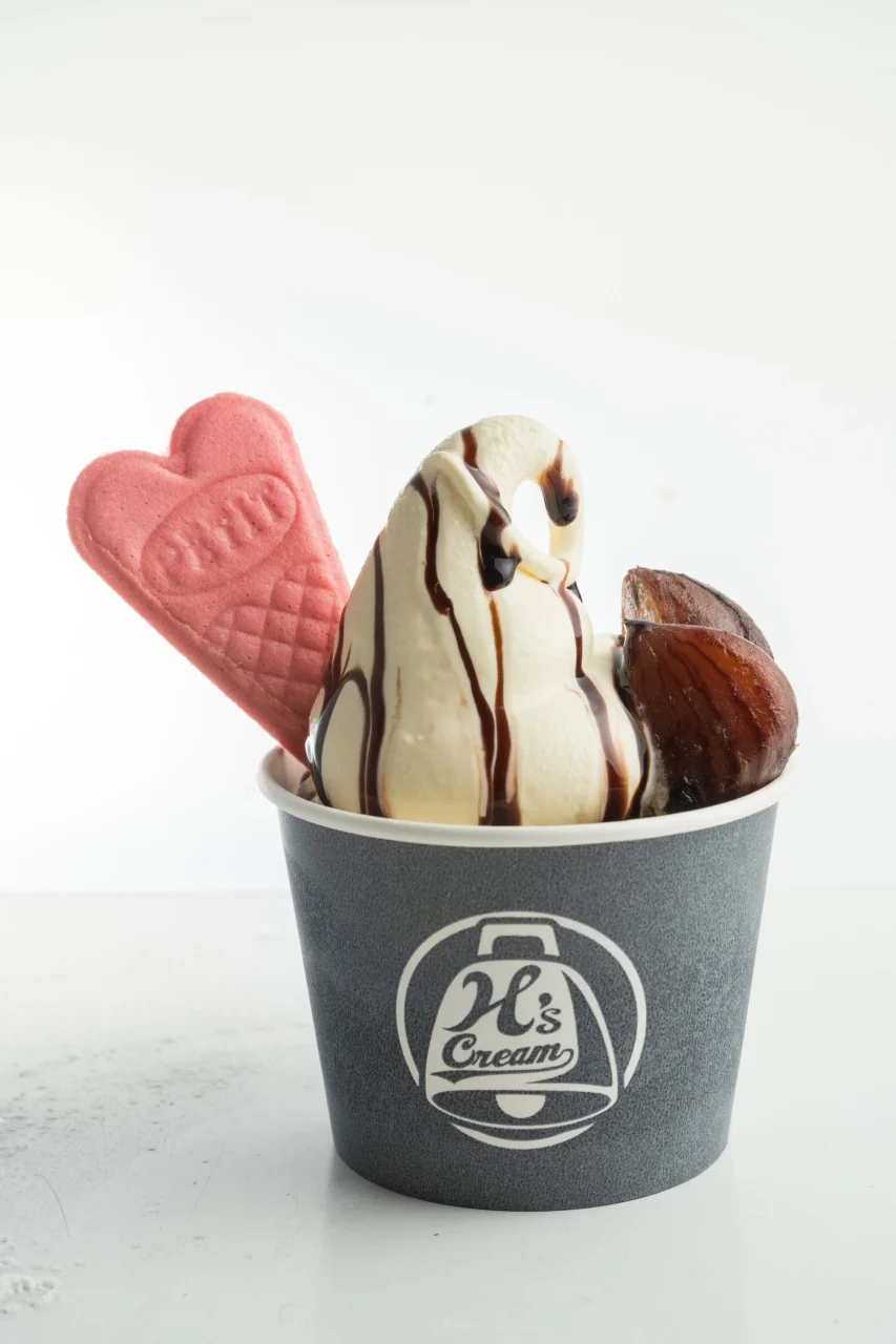 マロンショコラサンデー。ソフトクリームにチョコソースと栗、ハート型の菓子