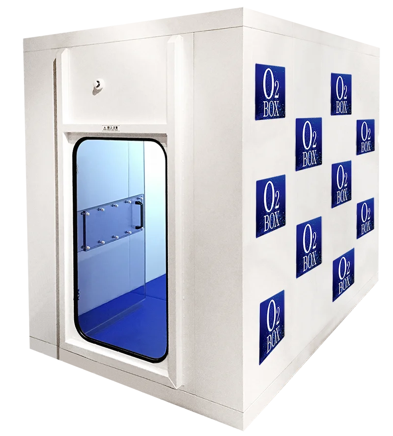 O2 BOXのロゴが並ぶ白い酸素BOX。青い窓付きの扉がある
