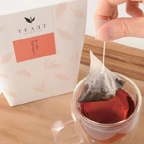 TEAET ウーロンブラックティーのパッケージと、グラスに入れたティーバッグ