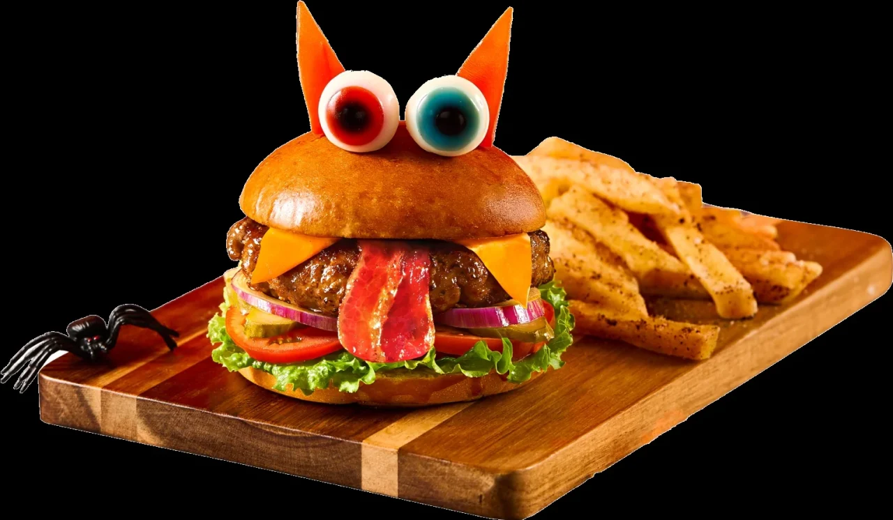 「ブーティフル」ベーコンチーズバーガーとフライドポテトの木製ボード盛り