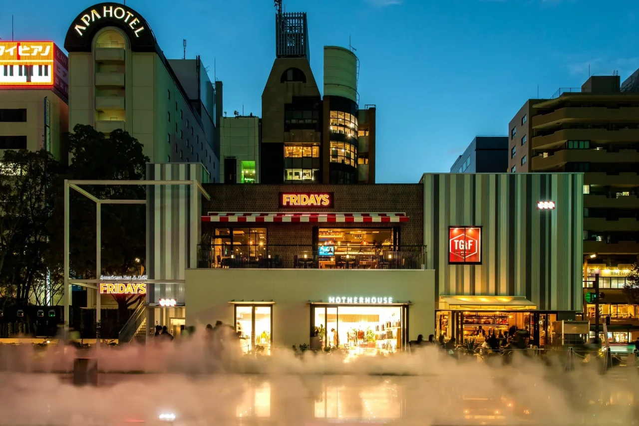 TGI FRIDAYS 名古屋久屋大通店の夜の外観。赤白の庇とFRIDAYSの看板